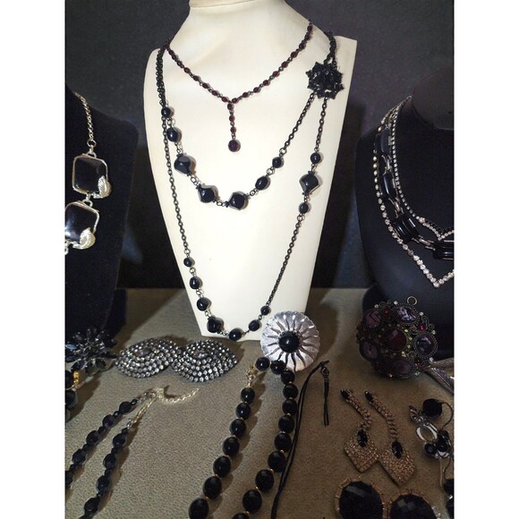 30 Pc Vintage Black Jewelry Lot Sarah Coventry Pin Goth Glam Necklace Reseller - Picture 6 of 9
